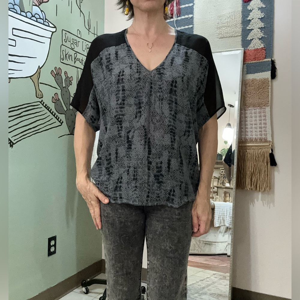 Eileen Fisher silk oversized flowy V neck blouse. Size xsmall abstract